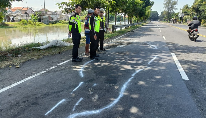 Pemotor Yamaha Jatuh Dan Terlindas Truck Trailer Di Balongbendo Sidoarjo 