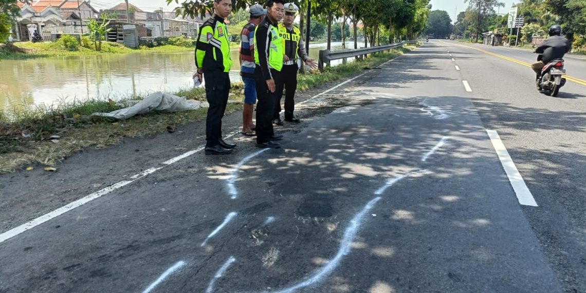 Pemotor Yamaha Jatuh dan Terlindas Truck Trailer di Balongbendo Sidoarjo 