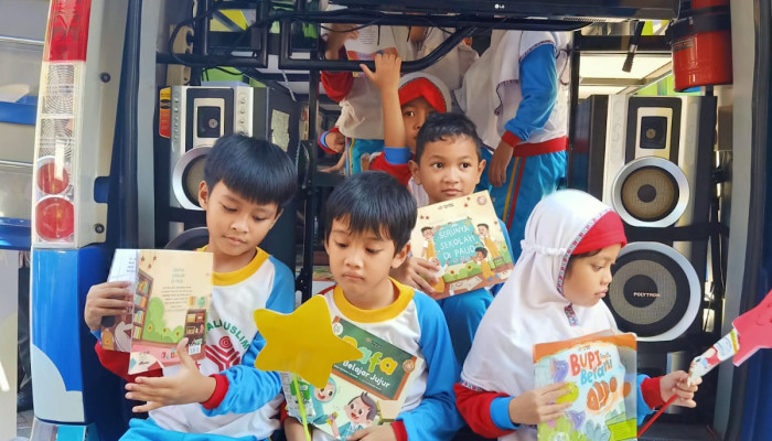 Pameran Karya Proyek Buku Kolaborasi Siswa Dan Orang Tua Kb-Tk Al Muslim Pada Peringatan Hari Buku Nasional