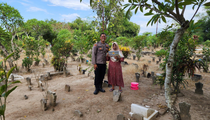Cooling System Polsek Mojoanyar, Sambang Warga Dan Beri Baksos Juru Kunci Makam