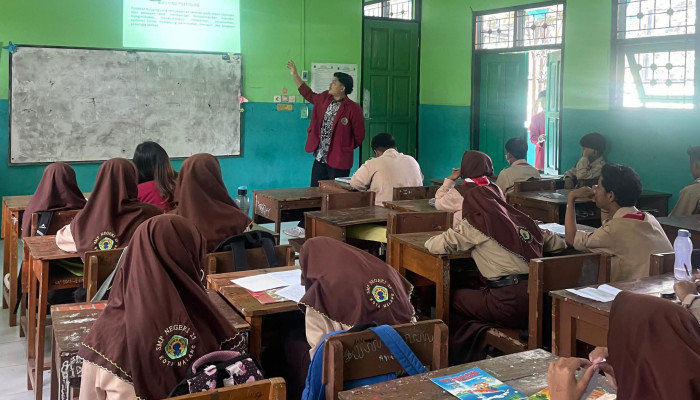 Mahasiswa Pmm Umm Galang Jiwa Nasionalisme Dan Kewirausahaan Di Smpn 25 Malang