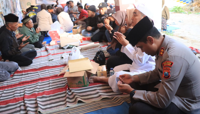 Polres Malang Dan Keluarga Korban Gelar Doa Bersama Di Pintu 13 Stadion Kanjuruhan