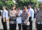 Kapolresta Sidoarjo Beri Penghargaan Kapolsek Krian Peraih Juara 1 Pos Pam Terbaik 