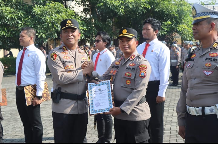 Kapolresta Sidoarjo Beri Penghargaan Kapolsek Krian Peraih Juara 1 Pos PAM Terbaik 
