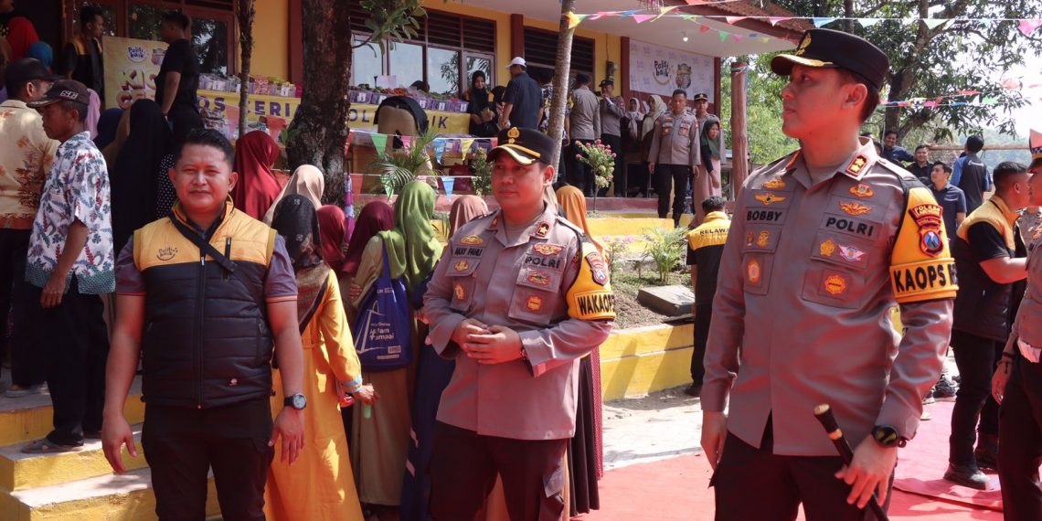 Polda Jatim Gelar Baksos dan Bakkes Laksanakan Program “Polisi Baik” di Lamongan