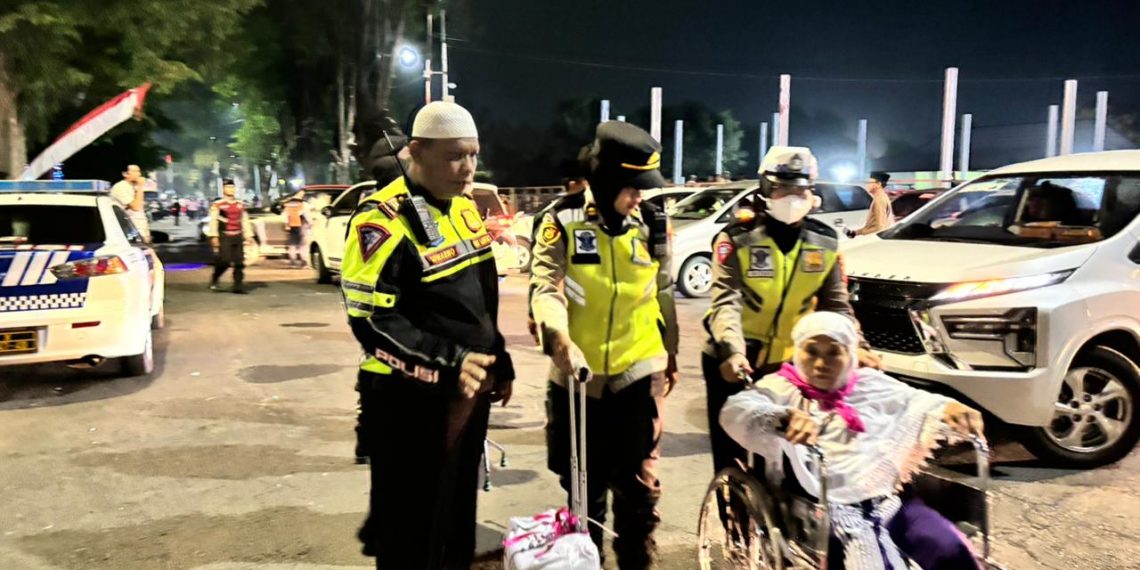 Aksi Polwan Polres Lumajang Sigap Bantu Calon Jamaah Haji Lansia