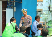 Tebar Kepedulian, Polresta Malang Kota Ajak Taruna Akpol Gelar Bansos Untuk Driver Ojol Dan Kamling Udara