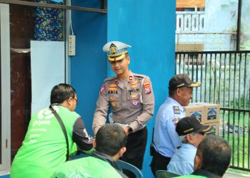 Tebar Kepedulian, Polresta Malang Kota Ajak Taruna Akpol Gelar Bansos untuk Driver Ojol dan Kamling Udara