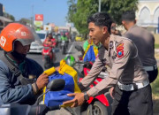 Jelang Hari Bhayangkara Ke-78, Satlantas Polresta Sidoarjo Berbagi Sembako Dan Edukasi Tertib Berlalu Lintas