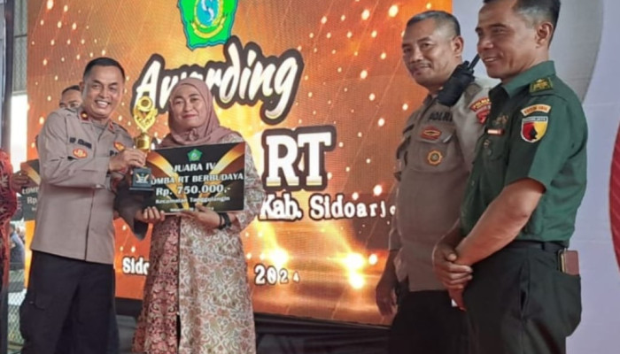 Kapolsek Tanggulangin Serahkan Hadiah Ke Pemenang Lomba Rt Mandiri Dan Seleksi Mtq 