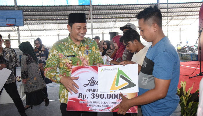 Serahkan Blt Dbhcht Kepada 5.011 Buruh Pabrik Rokok, Begini Pesan Plt. Bupati Sidoarjo 