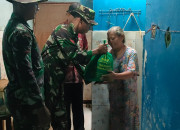 Satgas Tmmd Ke-120 Kodim 0816/Sidoarjo Sapa Hangat Masuk Dapur Dan Berbagi Sembako Di Desa Penambangan