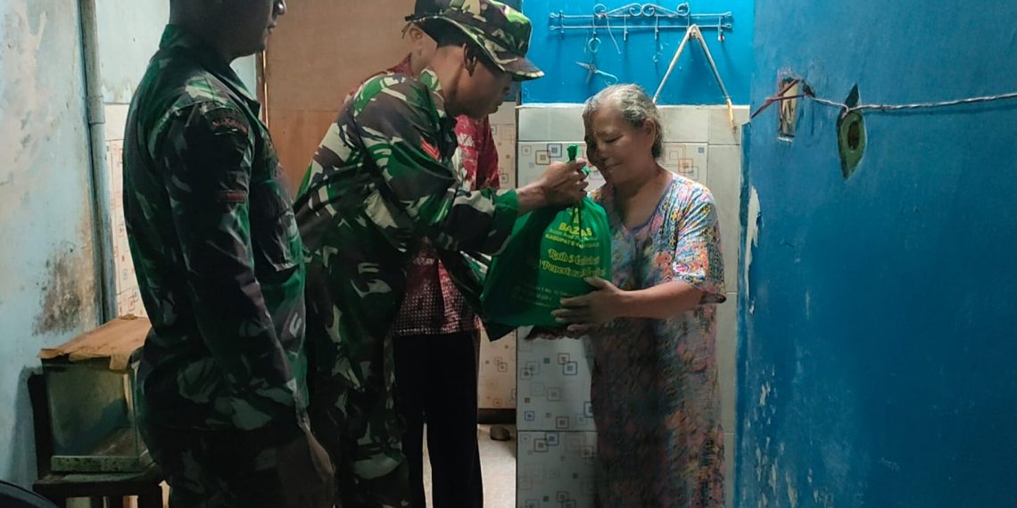 Satgas TMMD ke-120 Kodim 0816/Sidoarjo Sapa Hangat Masuk Dapur dan Berbagi Sembako di Desa Penambangan