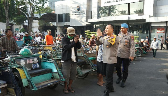 Tebar Kebahagiaan, Kapolrestabes Surabaya Kembali Gelar Sarapan Bareng Abang Becak