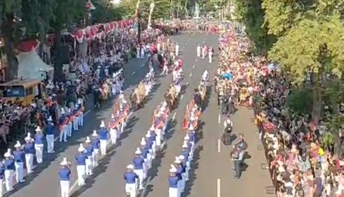 Parade Mobil Hias Dan Pawai Budaya ’Surabaya Vaganza’ Berlangsung Meriah