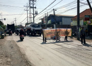 Unjuk Rasa Warga Kletek, Tuntut Pabrik Bulu Ayam Ditutup Dan Dibongkar