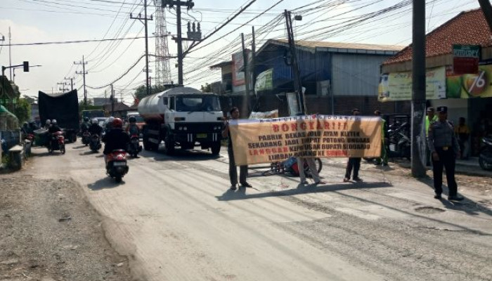 Unjuk Rasa Warga Kletek, Tuntut Pabrik Bulu Ayam Ditutup Dan Dibongkar