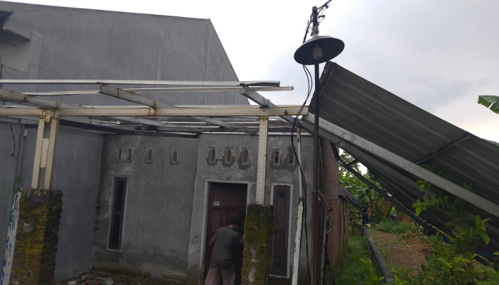 Angin Puting Beliung Terjang Desa Pertapanmaduretno Taman, 7 Rumah Warga Rusak