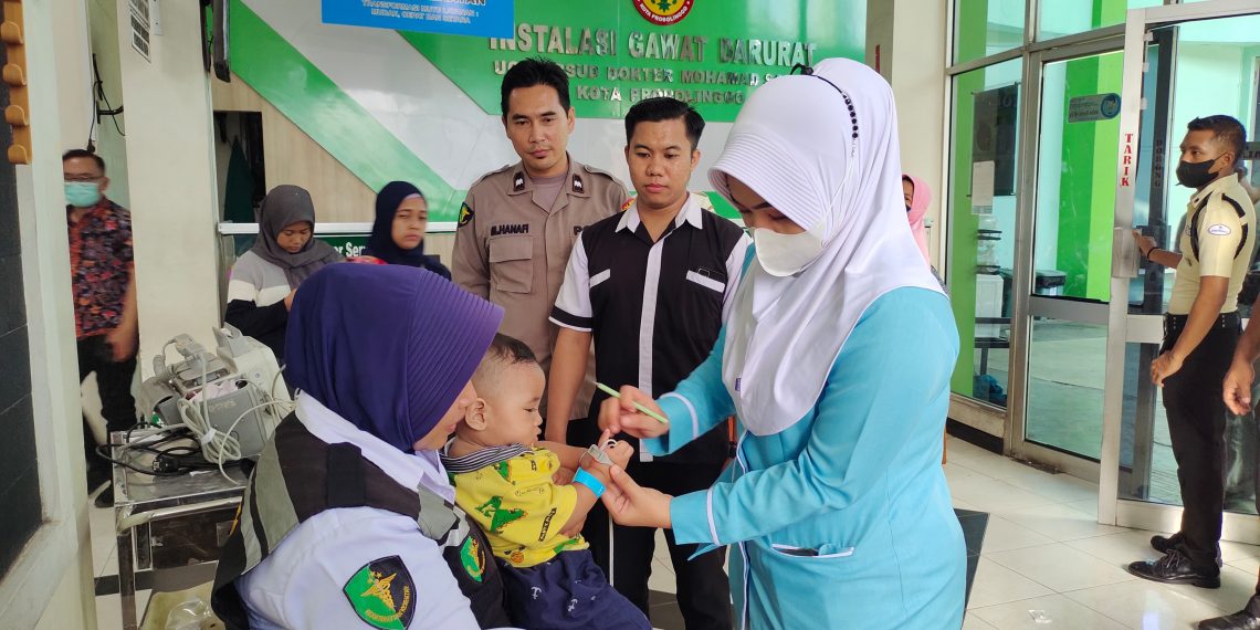 Libatkan Tim Dokkes Polres Probolinggo Fasilitasi Pemeriksaan Kesehatan Balita Korban Kekerasan