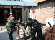Satgas Tmmd Ke-120 Kodim Sidoarjo Pantang Menyerah, Perbaiki Rumah Ibu Desy Di Hari Minggu