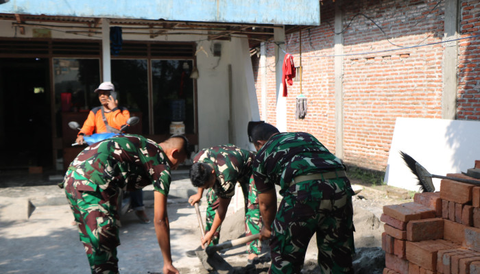 Satgas Tmmd Ke-120 Kodim Sidoarjo Pantang Menyerah, Perbaiki Rumah Ibu Desy Di Hari Minggu
