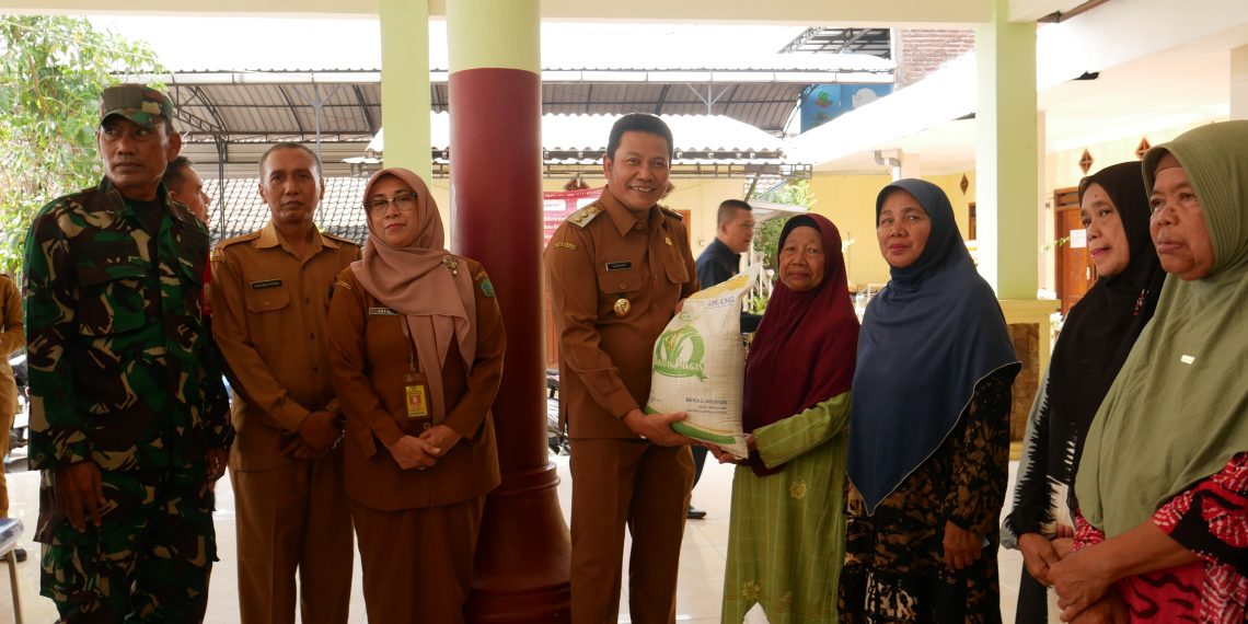 Sambil monitoring Bantuan Pangan, PLT Bupati Sidoarjo Ingatkan Kepesertaan BPJS Masyarakat