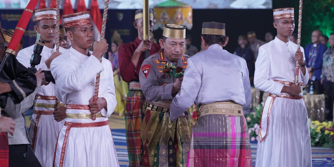 Kapolri Diberi Gelar Adat-Pusaka oleh Dewan Adat dan Kerajaan di Sulawesi Selatan