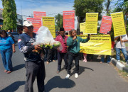 Warga Trosobo Unjuk Rasa Di Kantor Kejari Sidoarjo, Ini Tuntutannya 