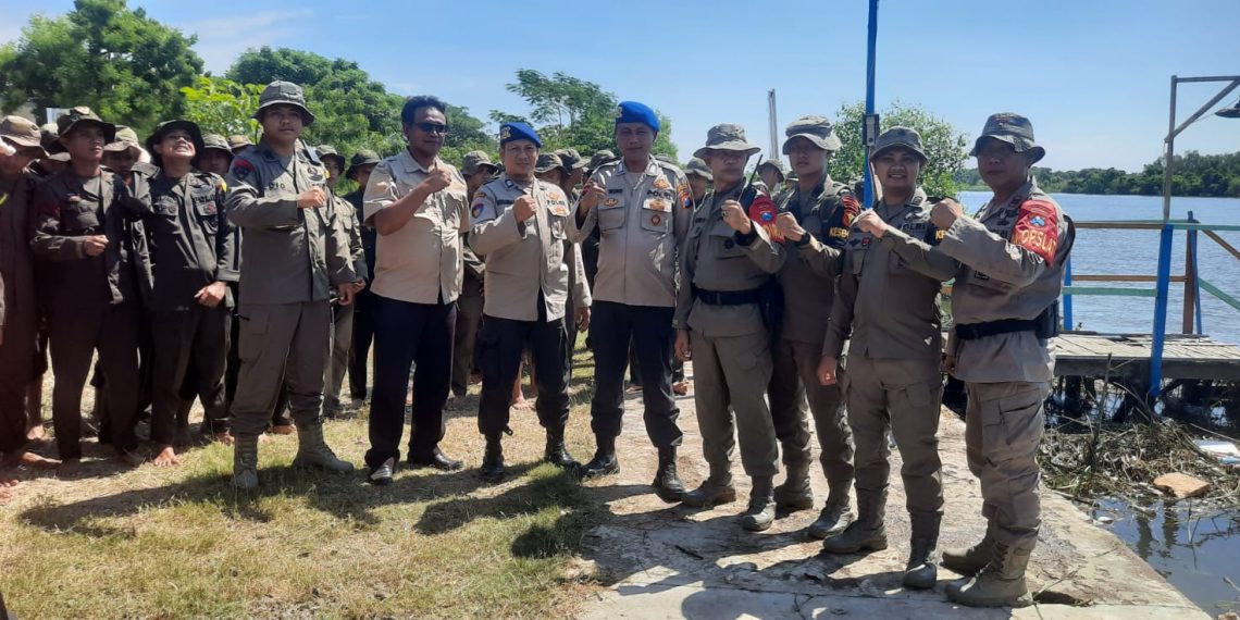 Polisi Latihan SAR Perairan di Tlocor