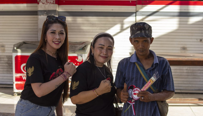 Relawan Semut Berbagi Bunga Dan Coklat Di Hari Lahir Bung Karno 