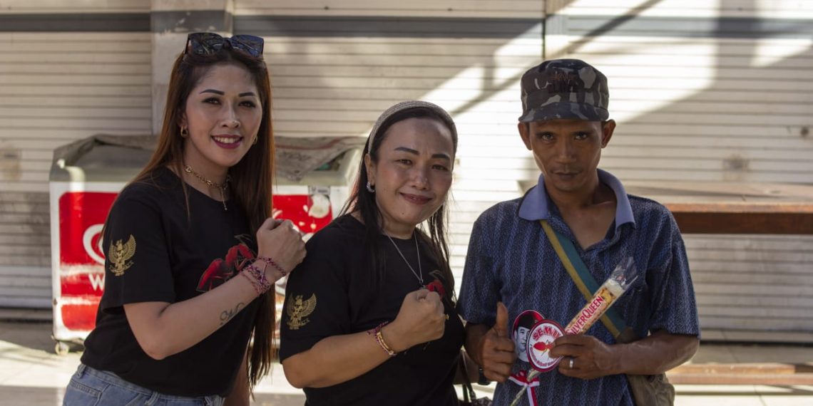 Relawan Semut Berbagi Bunga dan Coklat di Hari Lahir Bung Karno 