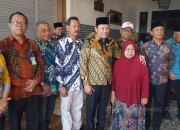 Plt. Bupati Sidoarjo Bersama Bpjs Menyerahkan Santunan Perlindungan Kepada Ahli Waris 2 Kepala Desa Yang Meninggal