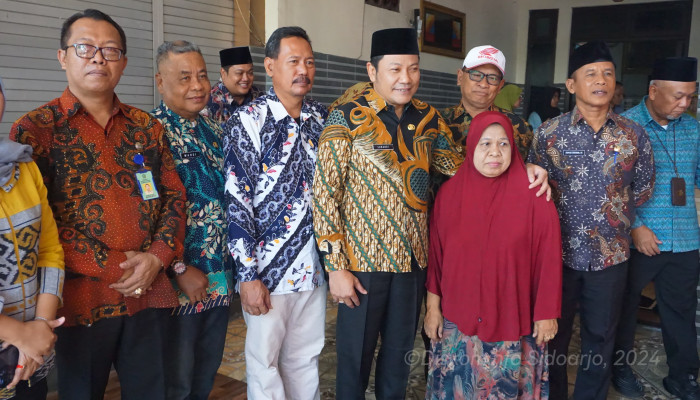 Plt. Bupati Sidoarjo Bersama Bpjs Menyerahkan Santunan Perlindungan Kepada Ahli Waris 2 Kepala Desa Yang Meninggal