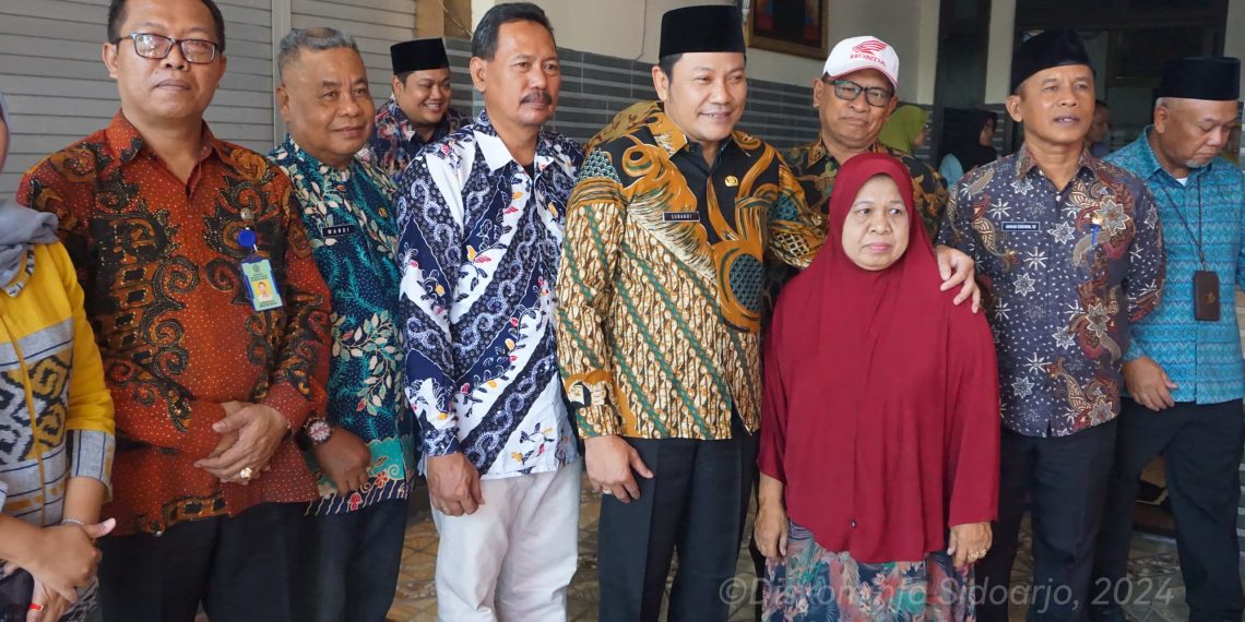 Plt. Bupati Sidoarjo bersama BPJS Menyerahkan Santunan Perlindungan kepada Ahli Waris 2 Kepala Desa yang Meninggal