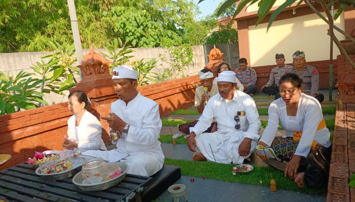 Ibadah Suci Tilem Di Pura Kertha Bumi Bhayangkara
