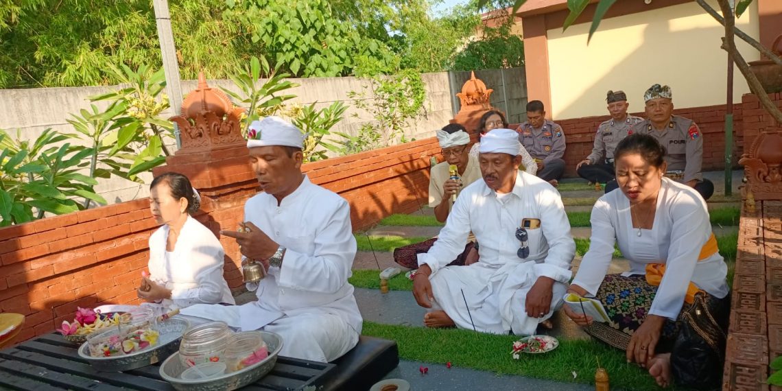 Ibadah Suci Tilem di Pura Kertha Bumi Bhayangkara