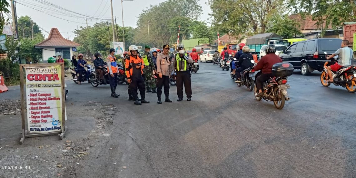 Polsek Tanggulangin Amankan Jalur Balap Sepeda Tour Panderman Polda Jatim 2024 