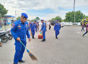 World Ocean Day, Satpolairud Bersama Masyarakat Bersihkan Pantai Situbondo