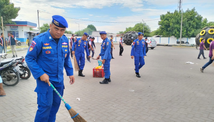 World Ocean Day, Satpolairud Bersama Masyarakat Bersihkan Pantai Situbondo