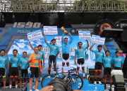 Kapolda Jatim Serahkan Medali Untuk Para Juara Tour De Panderman Di Kota Batu