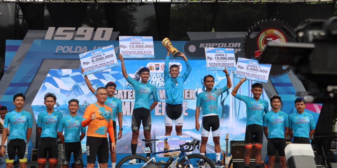 Kapolda Jatim Serahkan Medali Untuk Para Juara Tour de Panderman di Kota Batu