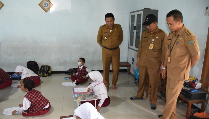 Plt. Bupati Sidak Sdn Lajuk Dan Gedang I Terkait Rencana Penambahan Ruang Kelas Baru