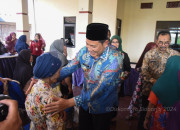 Plt Bupati Sidoarjo Subandi Serahkan Bantuan Beras, Warga Desa Sambut Gembira 