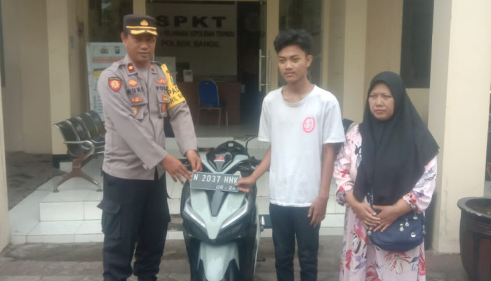 Warga Merasa Terharu Dan Senang, Polsek Bangil Serahkan Motor Miliknya Yang Hilang Dicuri Maling