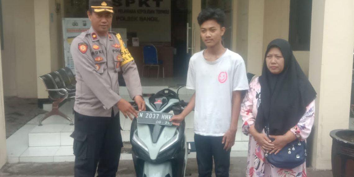 Warga Merasa Terharu Dan Senang, Polsek Bangil Serahkan Motor Miliknya Yang Hilang Dicuri Maling