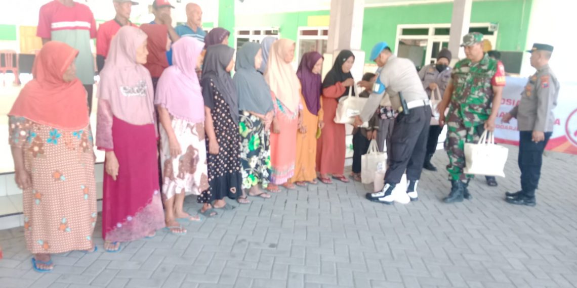 Polsek Krembung Bagikan 50 Paket Sembako Peringati Hari Bhayangkara Ke-78