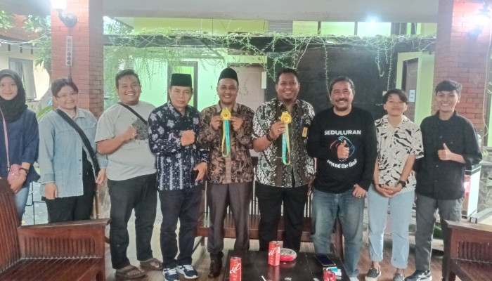 Raih Medali Emas Di Porkab Sidoarjo, Tim Futsal Putri Taman Diterima Camat Taman Di Kantor Kecamatan Taman