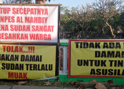 Puluhan Banner Berisi Tuntutan Terkait Dugaan Asusila Di Ponpes Al Mahdiy Sidoarjo 