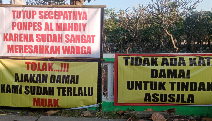 Puluhan Banner Berisi Tuntutan Terkait Dugaan Asusila Di Ponpes Al Mahdiy Sidoarjo 