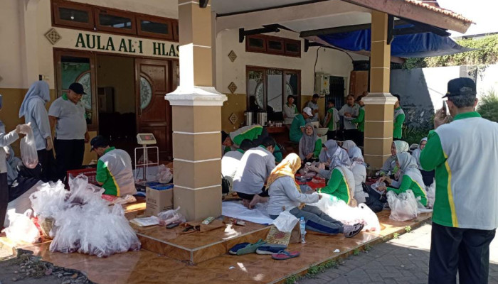 Berbagi Sesama, Kemenag Sidoarjo Salurkan Daging Hewan Qurban